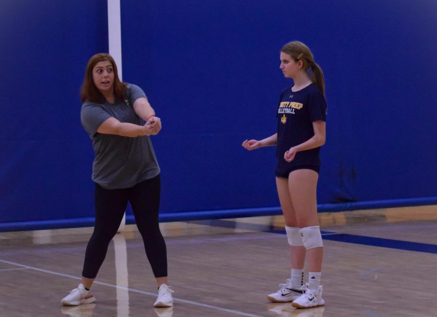 Head+JV+volleyball+coach%2C+Hannah+Young%2C+teaches+her+players+the+correct+way+to+pass+the+ball.+This+is+her+first+year+coaching+JV.
