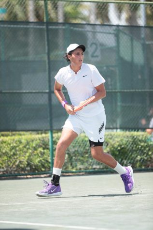 Kian Vakili sets up to hit a  forehand in a summer tournament.