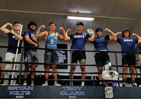 e boys varsity weightlifting celebrates its victory at districts on April 1. In addition, three of the boys won in
their division at regionals.