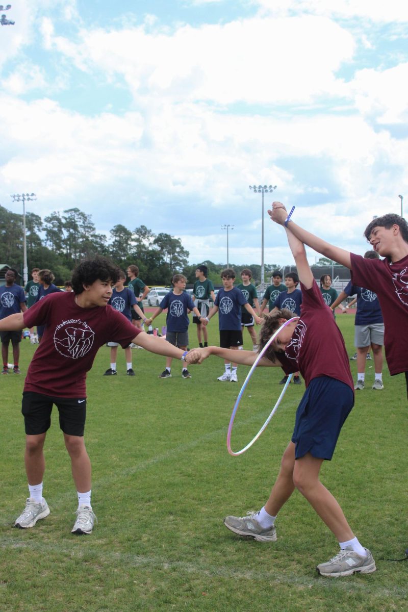 (Pictured left to right) Michael Benenati ’30, John
Gardner ’30 and Nicholas Musselwhite ’30 collaborate
to pass the hoop during the Headmaster’s Day hula
hoop relay, contributing to eighth grade’s win.